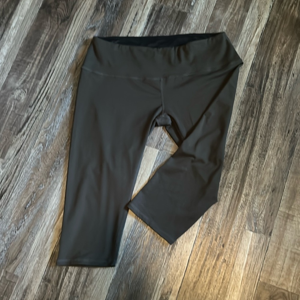 NWOT Dark Brown Cropped Leggings bu ODODOS